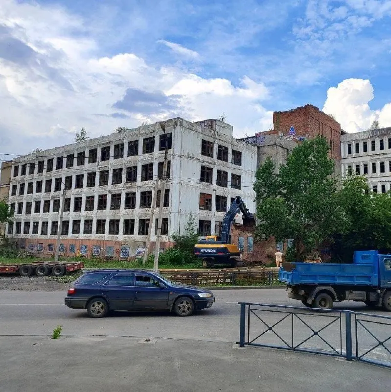Участок через дорогу от Ивано‑Матрёнинской детской клинической больницы передали в региональную собственность: там хотят возвести новые операционные и палаты, сроки начала строительства пока не уточнены.