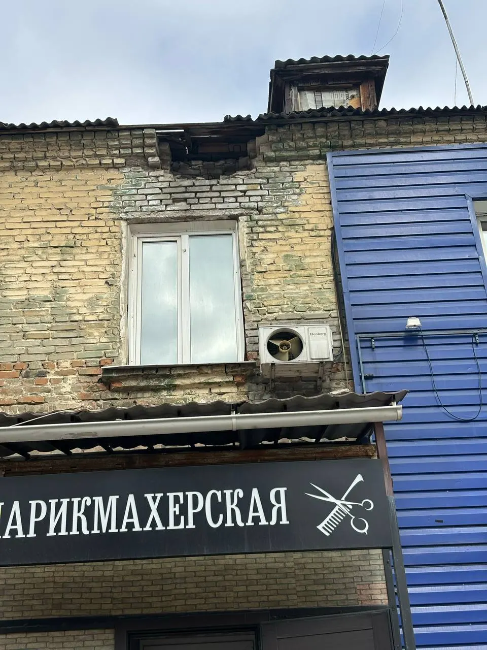 На домах по адресам Эмилии Алексеевой, 51 и Северо-Западной, 28 осыпается штукатурка, выпадают кирпичи; общественники потребовали от управляющих компаний срочно восстановить фасады.