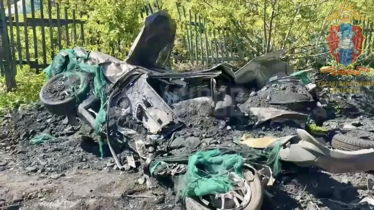 В результате опрокидывания фуры в Кузбассе легковой автомобиль оказался под кузовом; пять человек доставлены в больницу, их состояние уточняется.