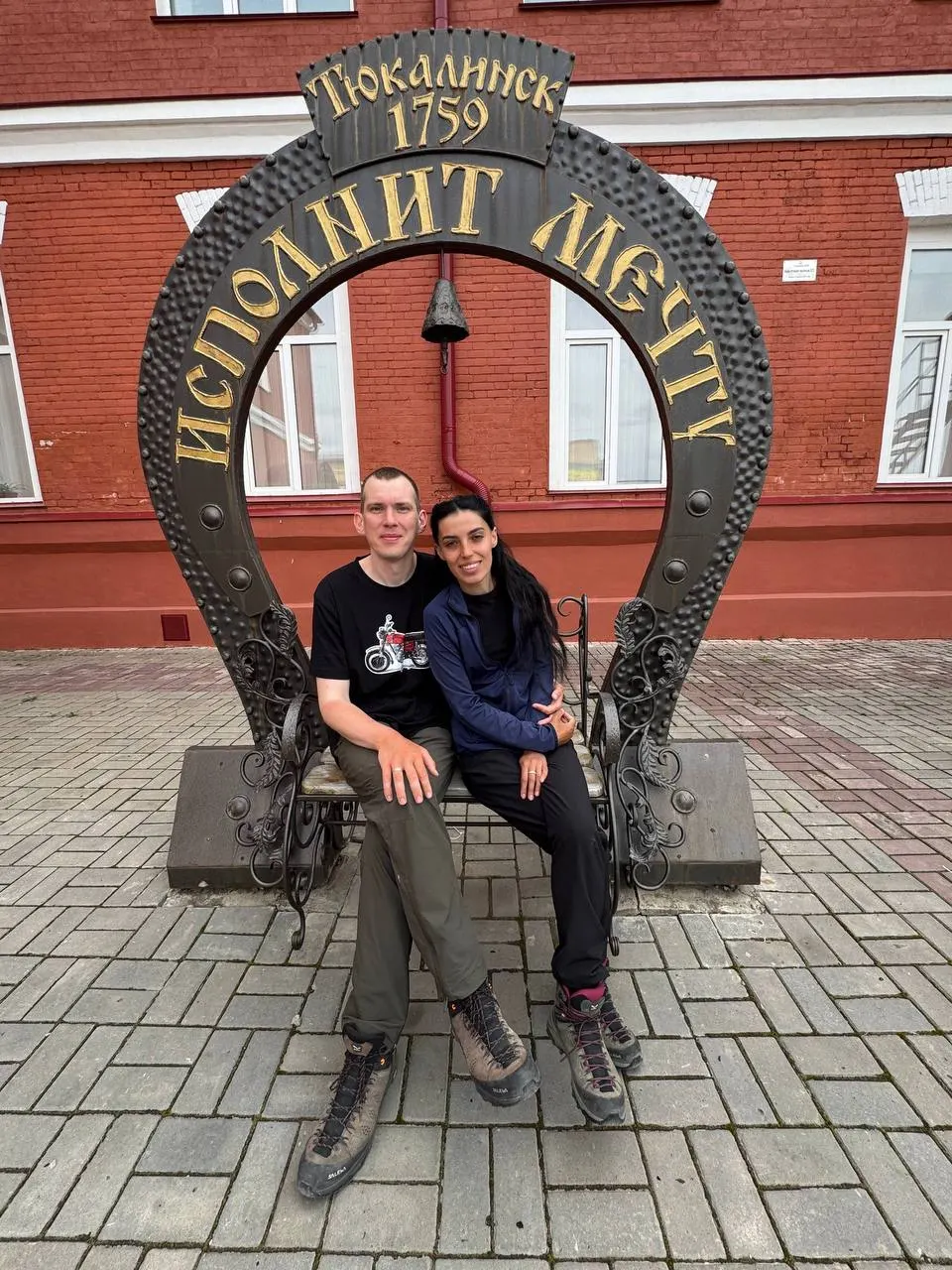 Павел и Тамара за четыре месяца прошли более 2700 км и сейчас находятся в Тюкалинске; до Омска им осталось около 160 км — путь займёт порядка 13–14 часов непрерывной ходьбы при текущем темпе.