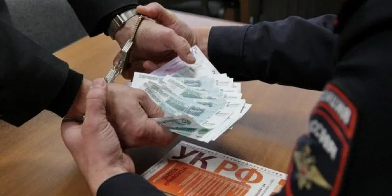 По версии следствия, 46‑летний сотрудник в декабре 2024 года передал начальнику 15 тысяч рублей, чтобы получить отгул и избежать сообщения о неявке на работу. Уголовное дело направлено в Барабинский районный суд.