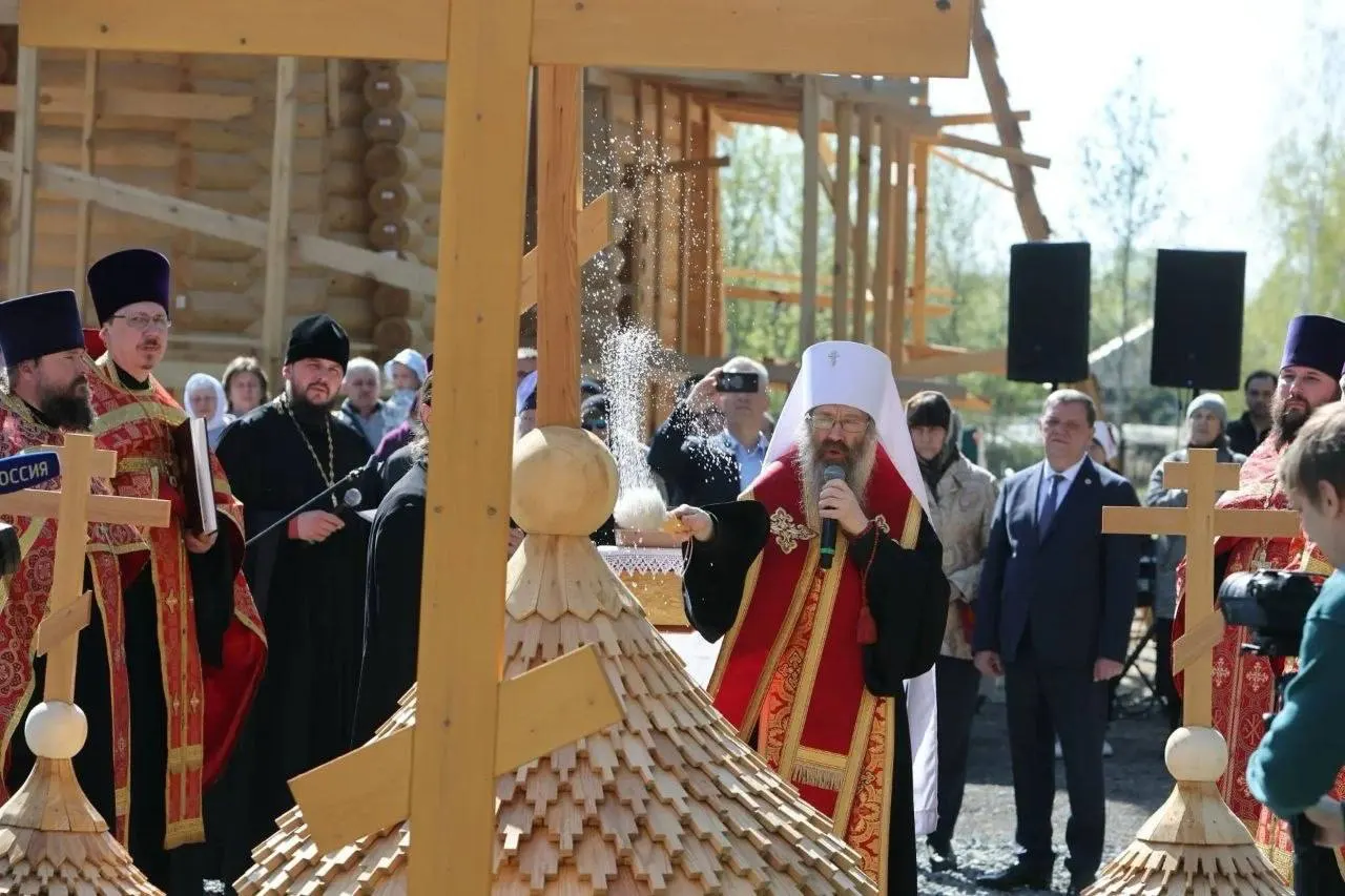 Митрополит Ростислав 19 мая освятил купола и кресты для нового деревянного храма в поселке Хромовка Томского района; строительство ведут мастера из Вятки, завершение запланировано к 4 июля.
