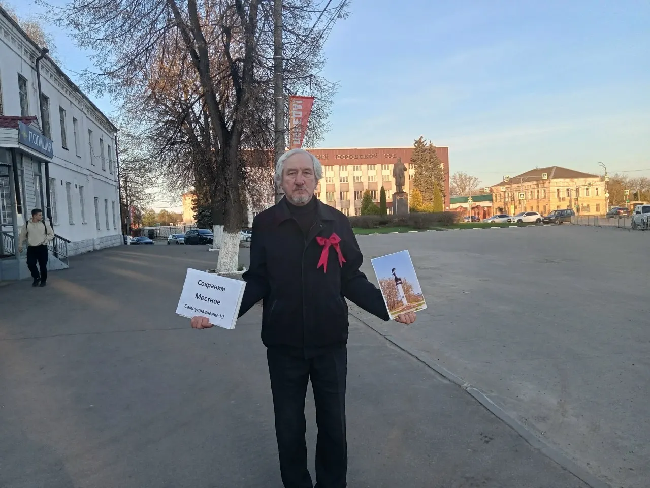 Юрия Саенко из Александрова признали виновным по ч. 2 ст. 20.2 КоАП — обвинение связывают с одиночным пикетом 1 мая в защиту местного самоуправления. Ранее его вызывали в полицию и штрафовали за высказывания против своза мусора.