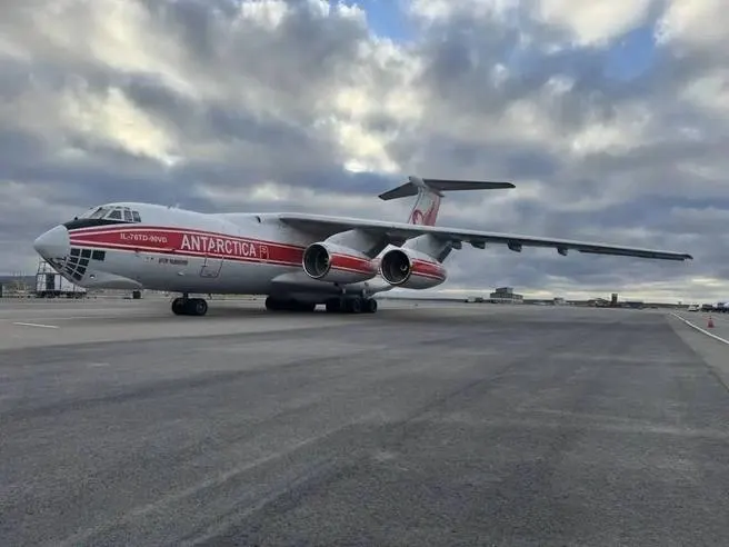 Ил‑76ТД‑90ВД «ANTARCTICA», названный в честь Артура Чилингарова, приземлился в иркутском аэропорту; эти самолёты с 1986 года выполняют сложные рейсы и садятся на снежно‑ледовые аэродромы в Антарктиде.