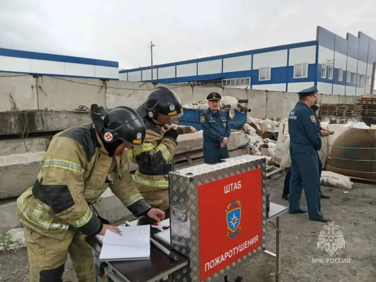 В Барнауле произошёл пожар в производственном здании на проспекте Калинина, площадь возгорания составила около 700 кв. м. Эвакуированы 12 сотрудников, пострадавших нет. К тушению привлекли более 50 человек и 17 единиц техники.