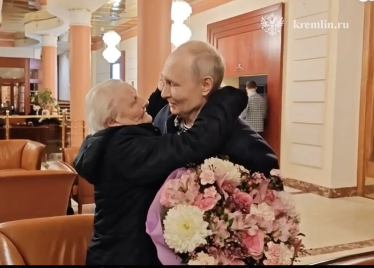 Встреча Владимира Путина с его первой учительницей прошла эмоционально: педагог обняла и поцеловала президента и не скрывала слёз.
