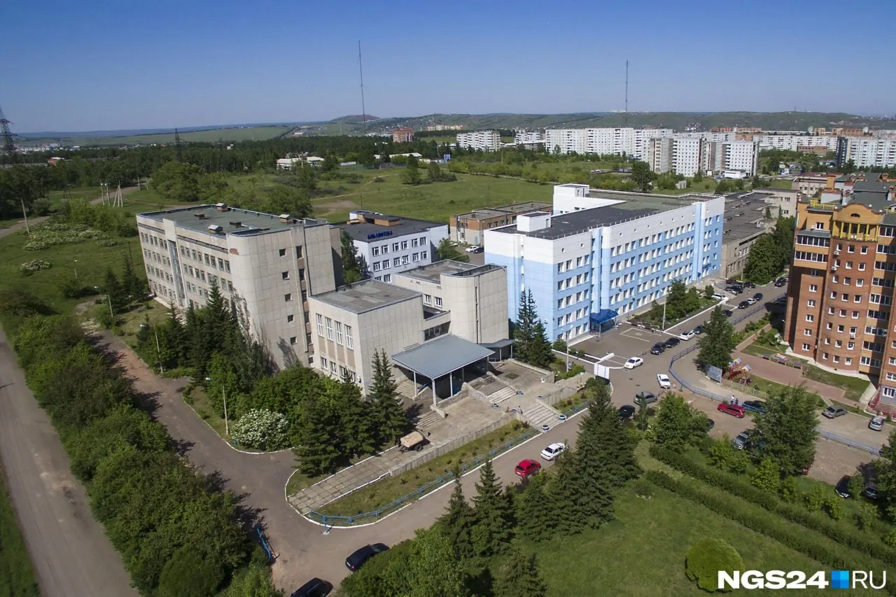 В студенческом городке «Ветлужанка» Красноярского государственного аграрного университета согласовали облик будущего двухэтажного спортивного комплекса площадью 1 437 м². О проекте сообщали в 2024–2025 годах, регион ранее обещал выделить 360 млн рублей.