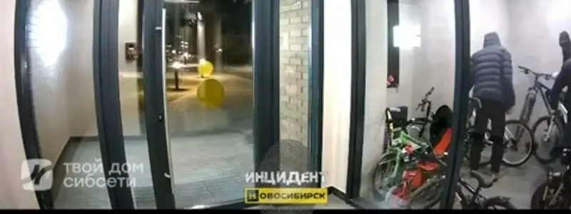 Жильцы дома на Красном проспекте сообщают об учащённых кражах велосипедов и других вещей. По их словам, подъезды остаются уязвимыми, а управляющая компания не принимает достаточных мер.