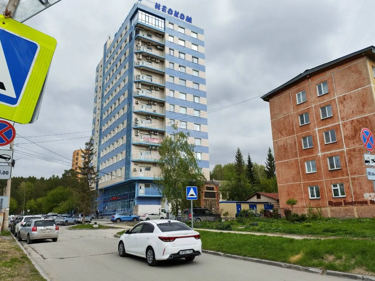 Жители дома на улице Героев Труда, 22 жалуются на перебои с электричеством и скачки напряжения: при осмотре обнаружили кабель, идущий на стройплощадку соседней высотки. Депутаты проверяют законность подключения.