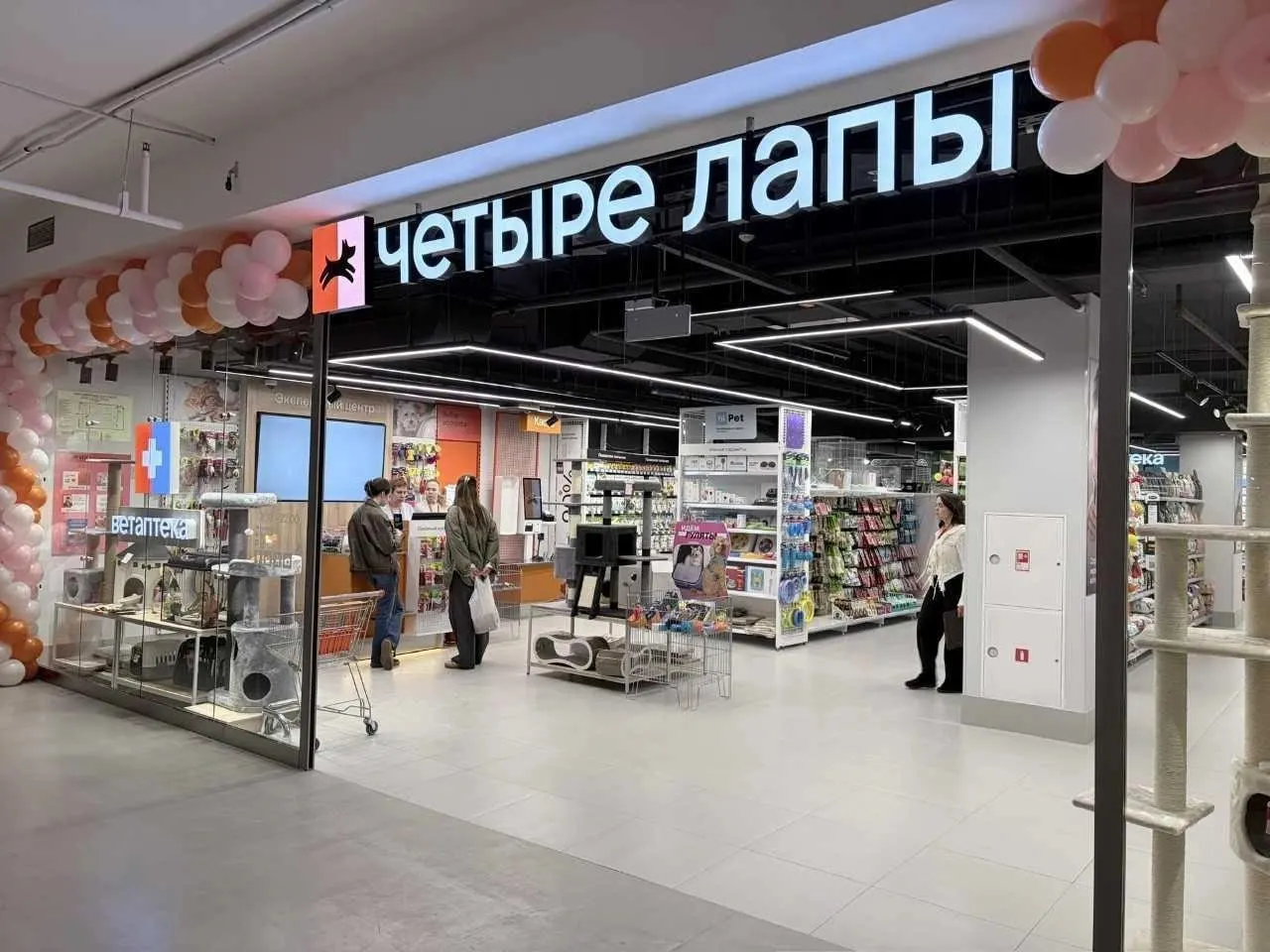 В ТРЦ «Планета» начал работу зоомагазин федеральной сети площадью 244 м². В группу компаний входят интернет‑магазины, ветеринарные центры, салоны груминга и завод по производству кормов; по данным «Контур.Фокус», совокупная выручка группы в 2025 году составила 35 млрд ₽.