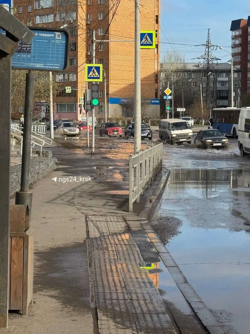 Вода из реки через ливнёвки выходит на проезжую часть: коммунальные службы и дорожники отмечают, что подобные подтопления есть и в других участках района. Мэр сообщил, что уровень Качи за неделю поднялся более чем на 1,5 метра, но ситуация пока некритична.