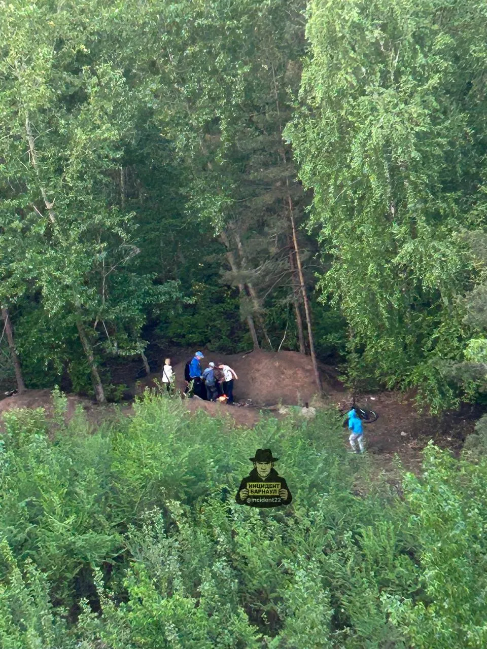 В районе улиц Сиреневая и Ускова несколько дней подряд подростки разводят костры и поджигают пустые баллоны — жители боятся пожара и просят родителей опознать детей.