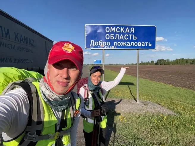 Супруги Павел Шабанов и Тамара Погосян идут пешком из Москвы во Владивосток и 16 мая достигли Омской области; путь от Москвы занял у них 118 дней.
