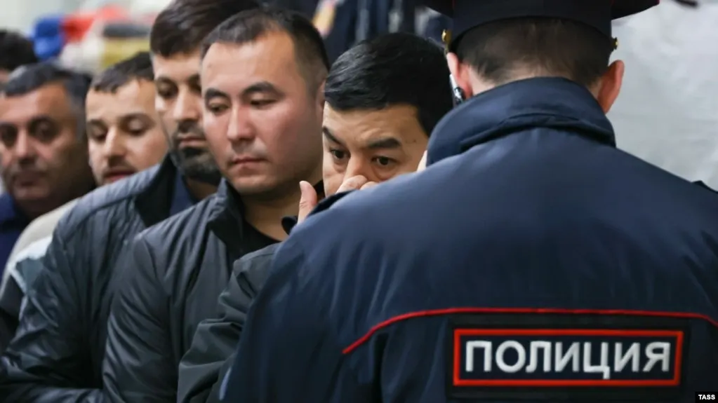 Депутаты поддержали поправки в КоАП, расширяющие основания для административного выдворения иностранцев и лиц без гражданства — от участия в несогласованных митингах и «дискредитации» ВС до призывов к санкциям и мелкого хулиганства. Количество таких оснований вырастет до 58.
