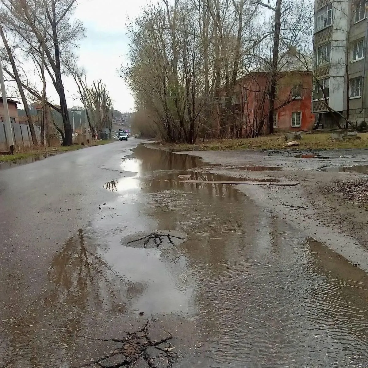 Авария на сетях «Водоканала»: утечка обнаружена под гаражом на земле РЖД. Ремонт планируют начать в начале следующей недели, доступ к месту затруднён.