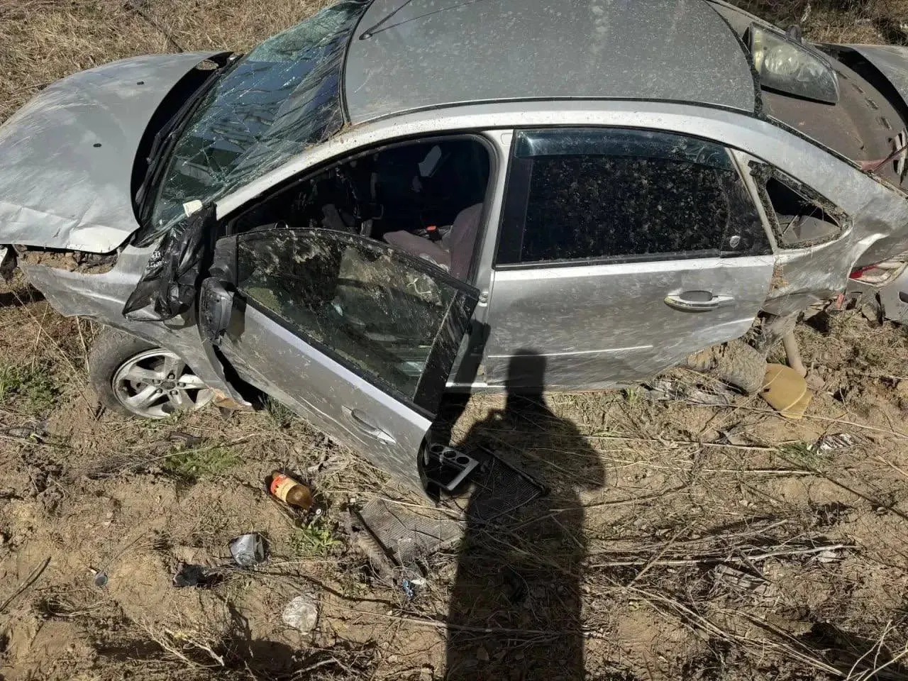 В Иркутском районе 25-летняя женщина не справилась с управлением Ford Focus, машина улетела в кювет; в салоне были трое детей, всем потребовалась помощь медиков.