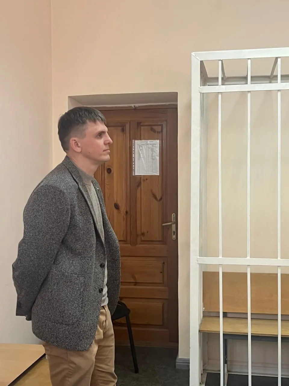 Во время дорожного конфликта мужчина шилом повредил колёса автомобиля женщины; суд признал вину и назначил наказание в виде 10 суток ареста.