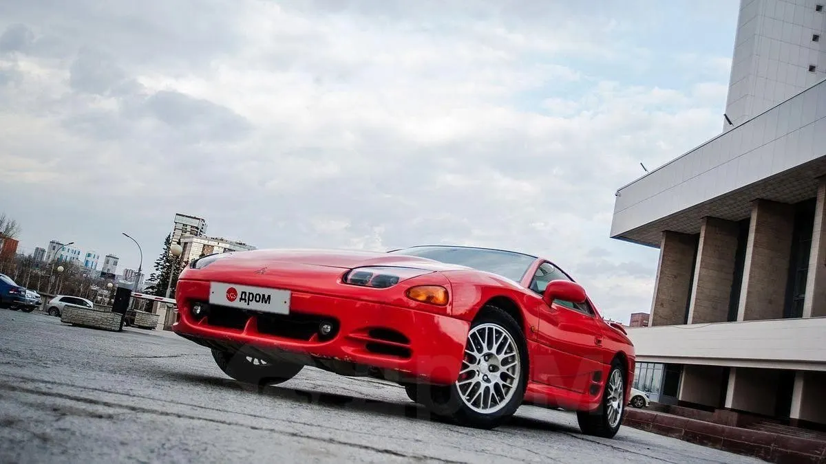 Mitsubishi GTO (известный как 3000GT) 1989 года с 3‑литровым мотором и полным приводом выставили на продажу в Новосибирске. Автомобиль примечателен для своего времени продвинутыми технологиями, но требует дорогостоящего обслуживания.