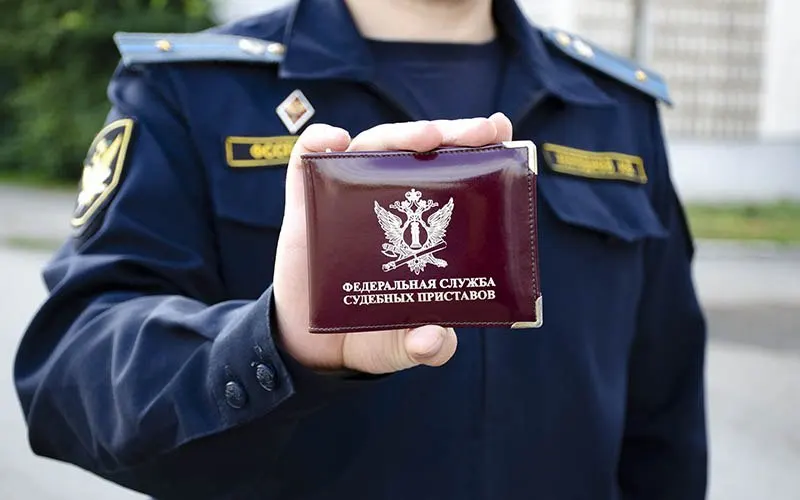 Квартиру жительницы Омска продали на торгах, и теперь семья с 12‑летним ребёнком подлежит выселению; уполномоченная по правам человека обратилась в прокуратуру для контроля ситуации.