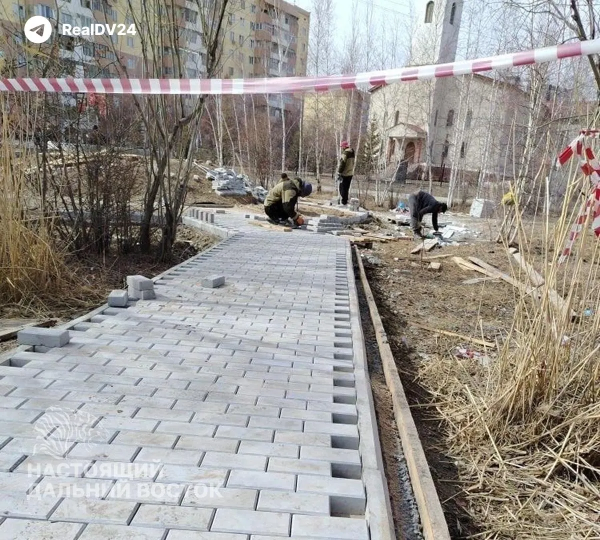 Монумент в честь погибшего участника СВО из Красноярска почти готов к установке на месте мемориального комплекса польских ссыльных; прежний мемориал ранее разобрали. Похожая переориентация памятных мест отмечается в Магаданской области и Томске.