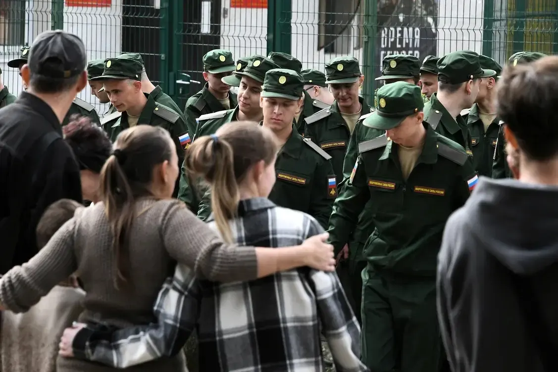 Группа из более 450 женщин намерена оспорить в судах федеральный закон, который лишает выплат тех, кто не имел общего несовершеннолетнего ребёнка с погибшим партнёром.