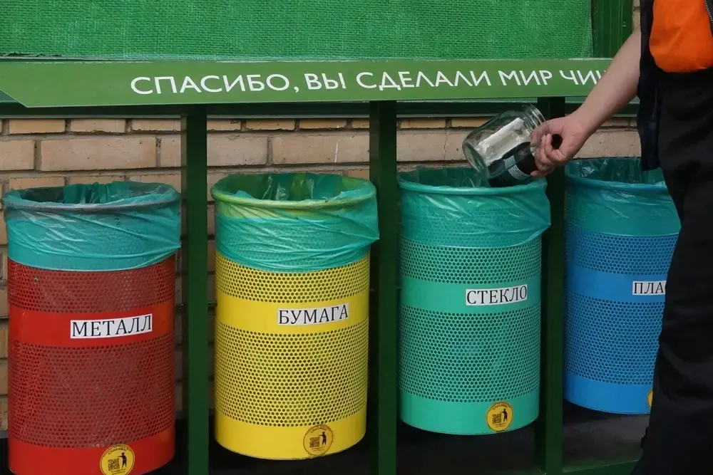 Из‑за обвала цен на вторсырьё, роста издержек и нехватки сотрудников десятки региональных пунктов приёма вторсырья закрываются или сворачивают работу. Эксперты предупреждают о долгосрочном ущербе и предлагают меры поддержки отрасли.