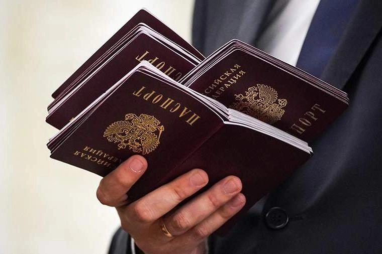 Фракция «Единая Россия» планирует внести поправки ко второму чтению закона о гражданстве: иностранцам с непогашенной судимостью могут разрешить получать РВП, ВНЖ и гражданство, если их осудили за поддержку политики России или за поддержку СВО в других странах.
