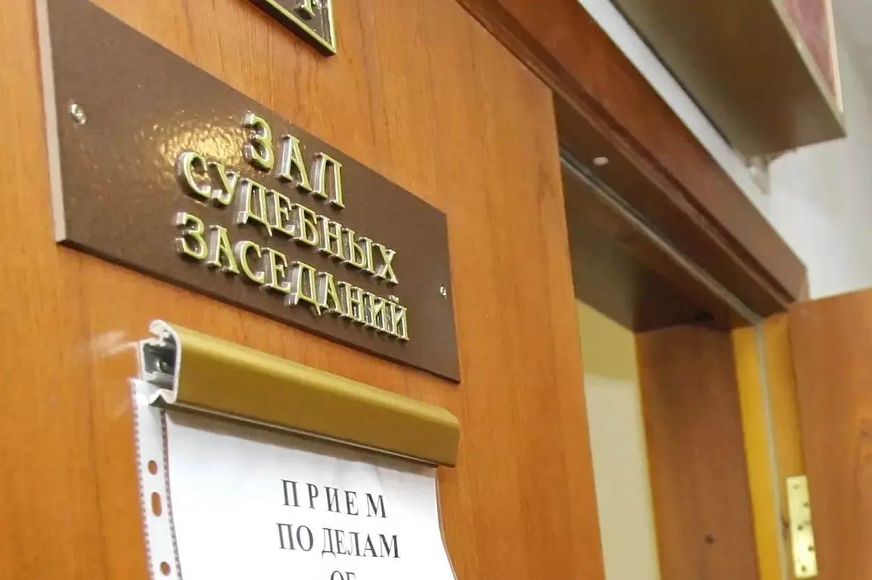 По официальным данным, в прошлом году было вынесено 219 приговоров по статье о госизмене; большинство осуждённых получили длительные сроки. Правозащитники фиксируют стремительный рост числа дел и считают официальную статистику заниженной.