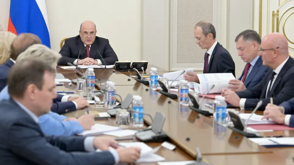 Кабмин обязует крупнейшие нефтекомпании подписать соглашения о стабилизации внутреннего рынка топлива: рекомендации по объёмам производства, отгрузкам, экспорту и ценам призваны обеспечить достаточные запасы в сезоны пикового спроса.