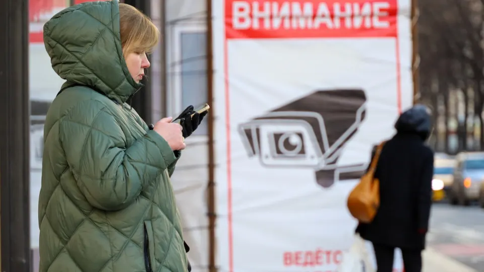 Пользователи заметили, что сообщения со ссылками на ключи для VPN исчезают из диалогов без их согласия; при повторной отправке система выкидывает из аккаунта. Одновременно сервисы начали ограничивать доступ при включённом VPN.