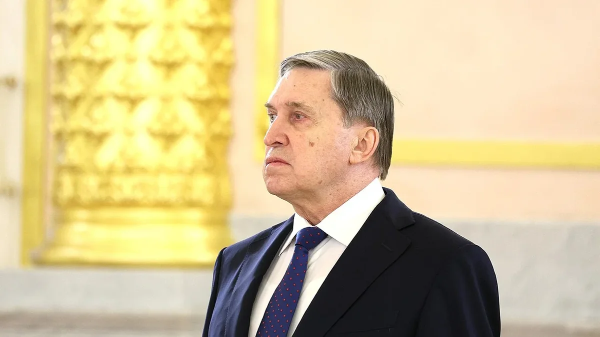 Помощник российского руководителя заявил, что без вывода войск из Донбасса переговоры не приведут к миру. По его словам, США продолжают попытки урегулирования, а президент готов встретиться при условии окончательных договорённостей о мирном договоре.
