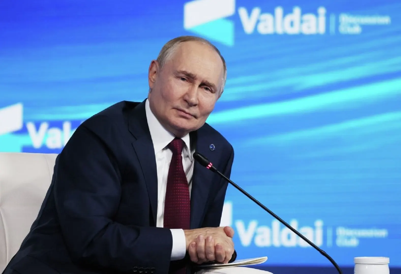 Международный уголовный суд постановил, что государства, ратифицировавшие Римский статут, при приглашении Владимира Путина на переговоры обязаны исполнить ордер на арест. Освобождение от этого обязательства возможно лишь при участии официальных механизмов ООН и резолюции Совбеза по Главе VII.
