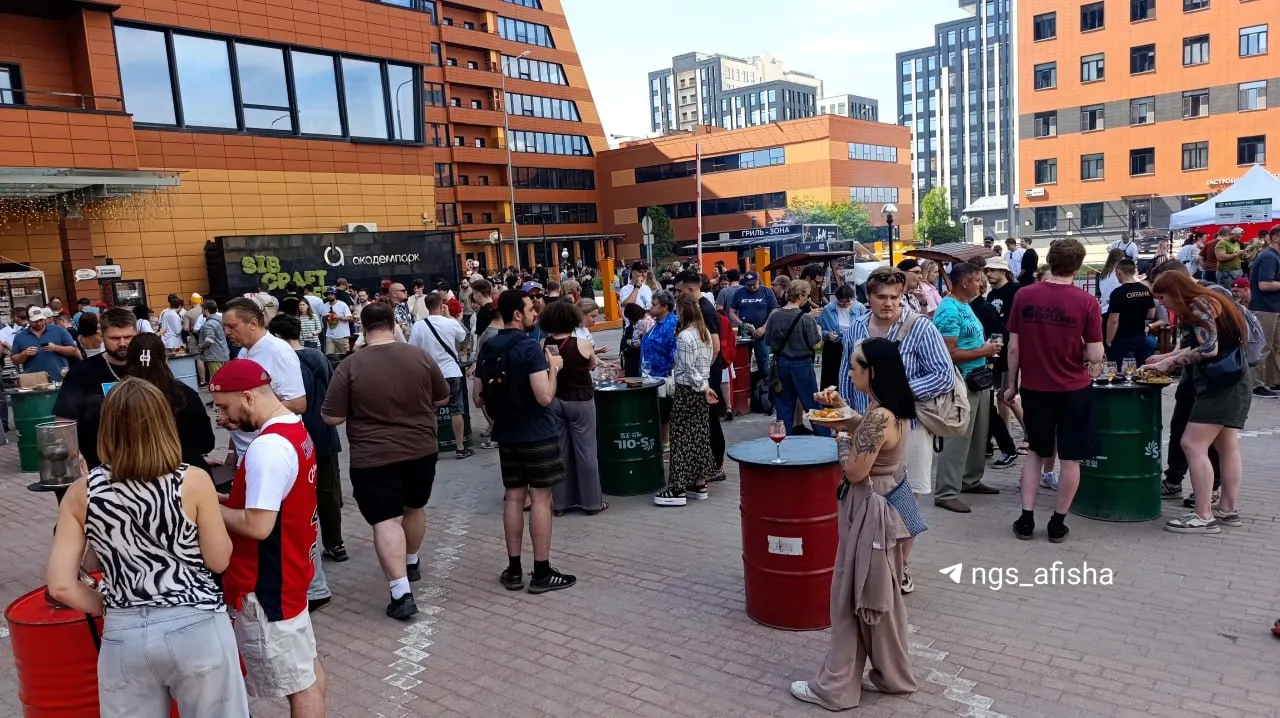 На парковке у ресторана в Технопарке прошёл фестиваль крафтового пива: уличные фуд-точки и развлечения — вход свободный, а для внутренней дегустации продавались билеты; организаторы оценивают посещаемость в примерно 3,8 тыс. человек.