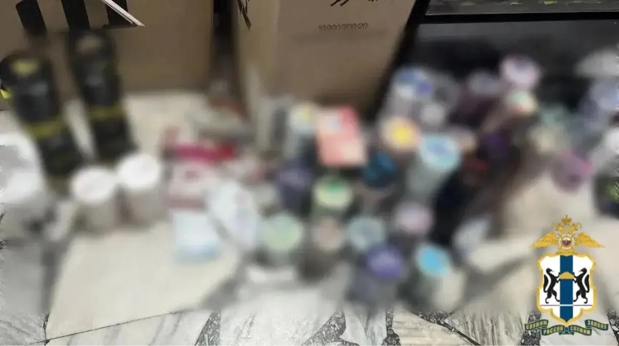 В торговой точке на улице Демакова сотрудники изъяли 230 пачек жевательного табака, реализуемого без акцизных марок. Образцы отправлены на экспертизу, решается вопрос о возбуждении уголовного дела.