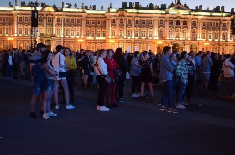 Ночью 27–28 июня в Санкт-Петербурге пройдут «Алые паруса — 2026» с участием около 66 тысяч выпускников; власти утвердили 300 приоритетных образовательных программ и расширили число бюджетных мест. В Смоленске состоятся мероприятия ко Дню молодёжи.