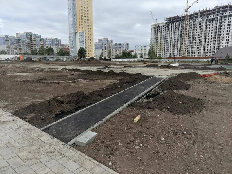 На Шумакова, 9 подрядчик приступил к следующему этапу работ: пешеходные дорожки, освещение, видеонаблюдение, спортивные и детские площадки, посадка деревьев. Контракт превышает 71 млн рублей.