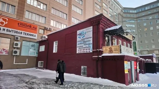 Владелец соседнего особняка на Косарева, 103 обратился в суд, заявив о нарушениях противопожарных требований и требуя закрыть торговый центр из‑за несоблюдения необходимого расстояния между зданиями.
