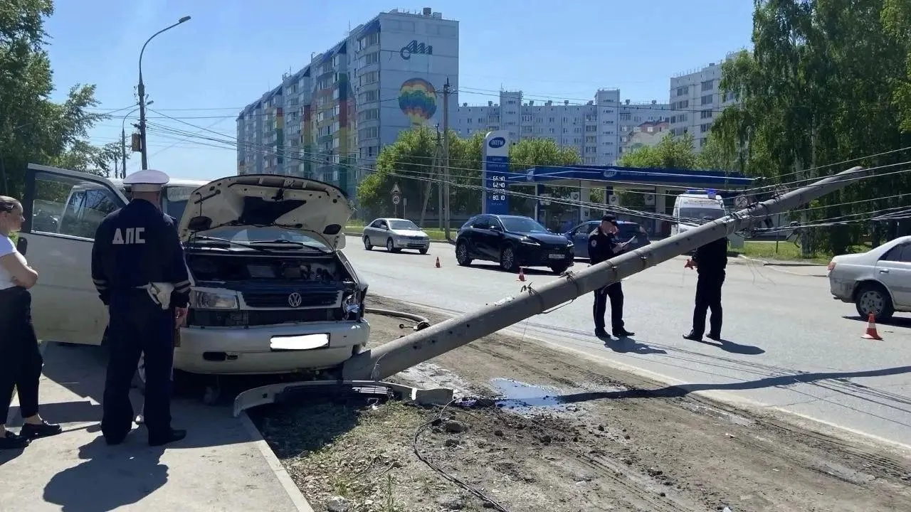 Автомобиль врезался в столб на улице Хилокская; водитель скончался на месте. ГИБДД выясняет обстоятельства ДТП.