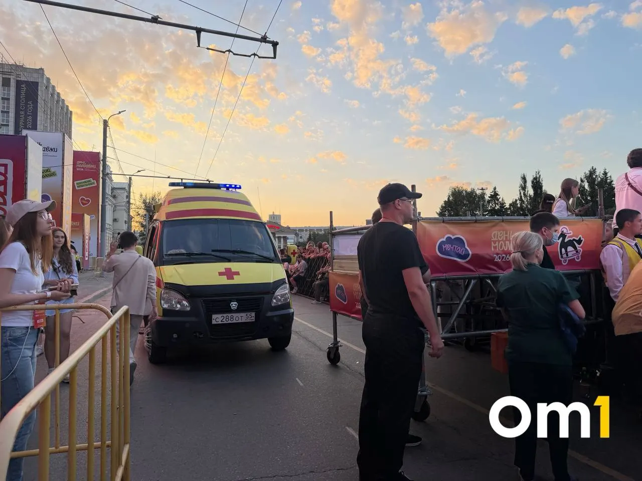 Во время выступления одной из зрительниц стало плохо; концерт прервали, на место приехала скорая, женщину вывели из толпы.