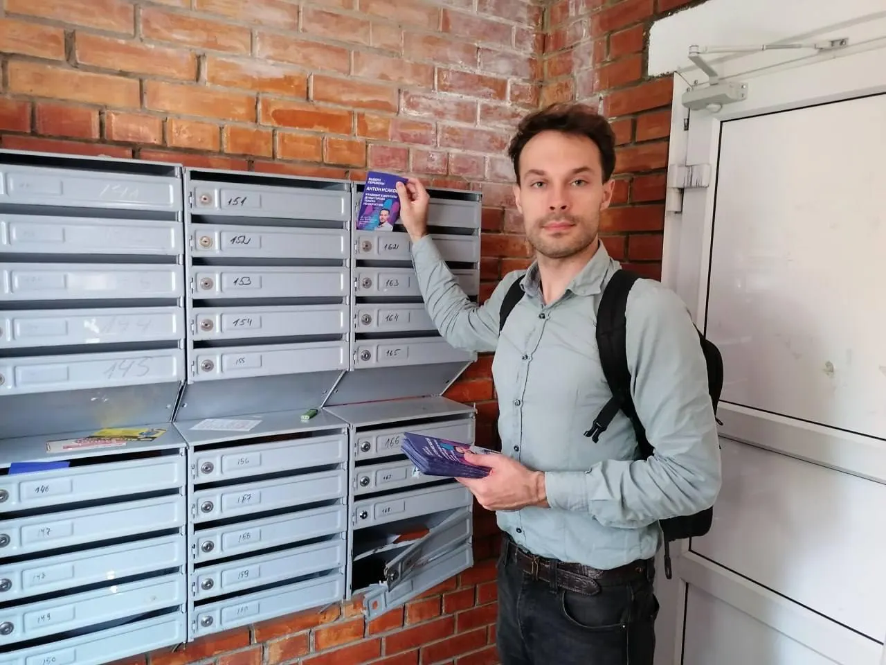 Кировский районный суд Томска признал Антона Исакова виновным в «демонстрации экстремистской символики» из‑за публикации 2019 года; по закону это лишает его права баллотироваться в течение года.