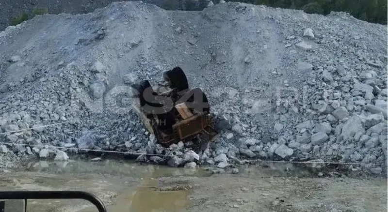 В Тисульском районе Кемеровской области водитель самосвала БелАЗ погиб при опрокидывании после схода породы. Родственники утверждают, что через неделю с момента ЧП уголовное дело не возбуждено и высказывают подозрения в отношении руководства рудника.