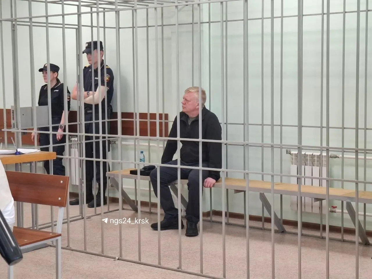 На заседании отсутствует сам Логинов: его этапировали из московского СИЗО, но в Красноярск ещё не доставили. Вместе с ним судят бывшего заместителя мэра и нескольких экс‑чиновников и руководителей компаний.