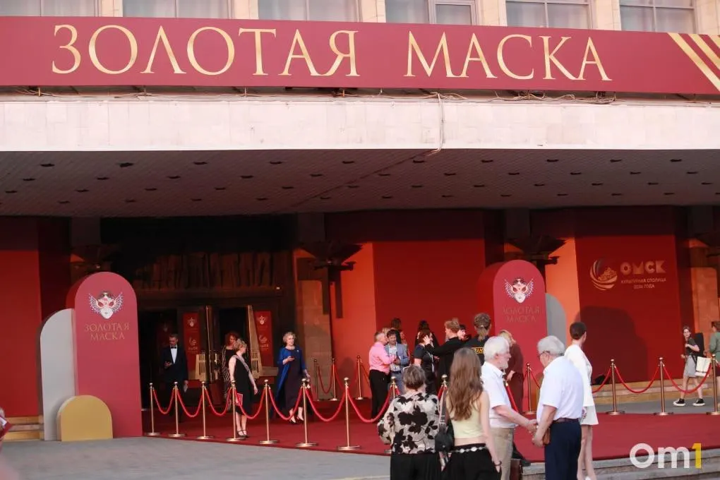 Церемония «Золотой маски‑2026» прошла в Омске: награды вручали вне Москвы в третий раз, лауреатами стали более двадцати спектаклей. Сегодня на Любинском пройдёт уличная театральная программа.