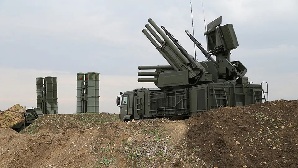 Российские вооружённые силы начали использовать систему радиоэлектронной борьбы «Волна Купол Гарант», которая, по оценкам специалистов, способна глушить сигнал терминалов Starlink на площади до 20 км². Комплекс производится в Симферополе, его стоимость достигает примерно $1,5 млн за единицу; власти также ужесточили правила ввоза и продажу оборудования для иностранных спутниковых сетей.