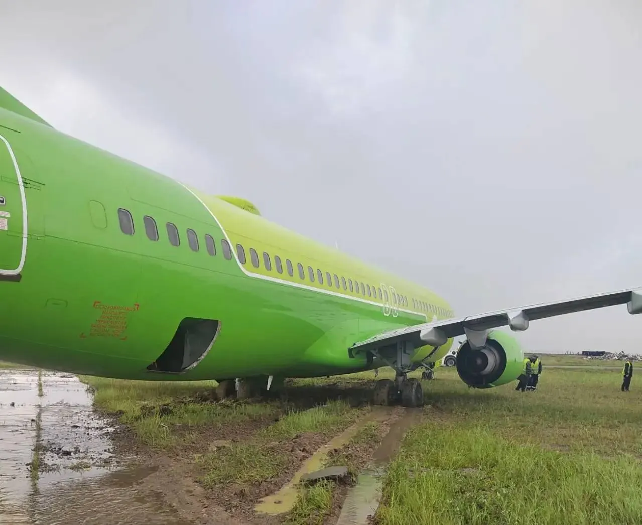 Boeing 737‑800, следовавший в Мирный, после посадки съехал с взлётно‑посадочной полосы. Никто не пострадал, по факту инцидента начата проверка по ст. 263 УК РФ.