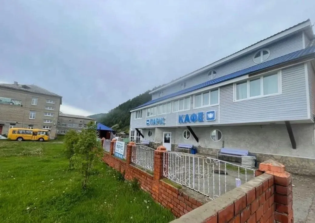 В посёлке выставили комплекс «Парус» — здание 631 м² с кафе на первой линии Байкала. Цена — 42 млн ₽; 17 номеров, участок 770 м² и возможность расширения.