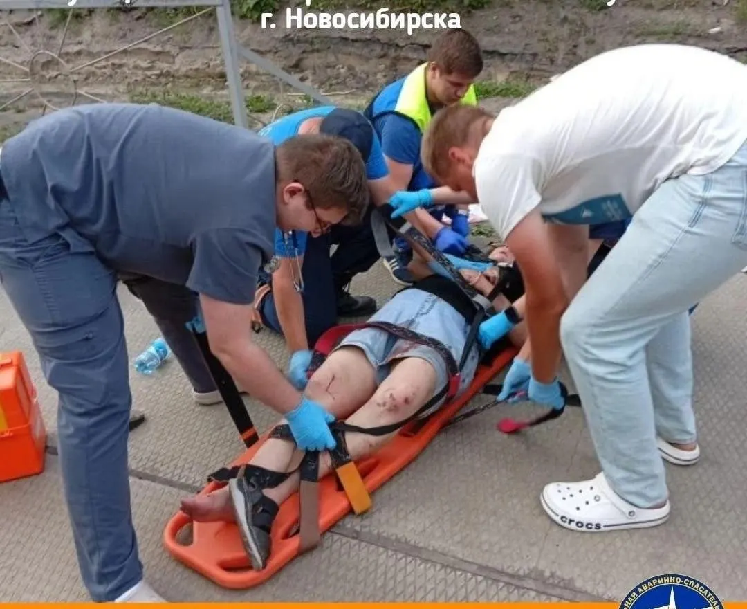 На станции «Обское море» женщина упала на ж/д путь при спуске с электрички. Её спас спасатель, находившийся рядом; пострадавшая доставлена в больницу в тяжёлом состоянии.