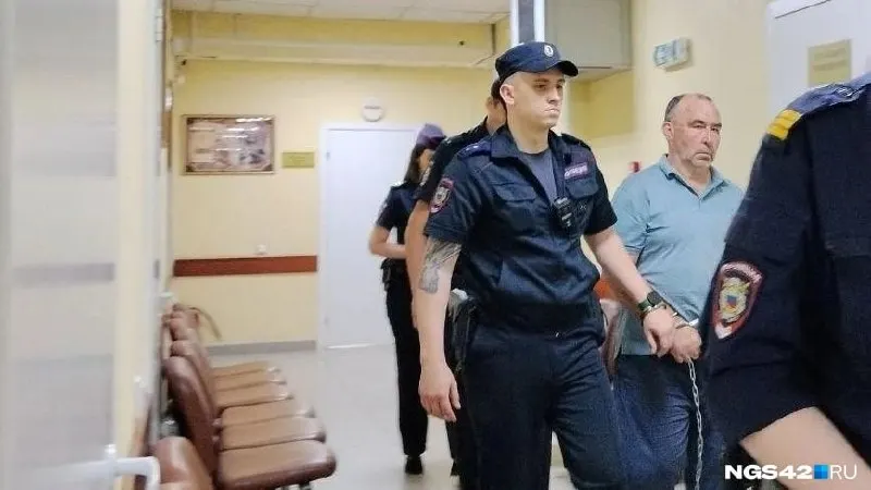 Мужчину отправили в СИЗО на время следствия — суд посчитал его опасным для общества. В зале суда появились кадры заседания.