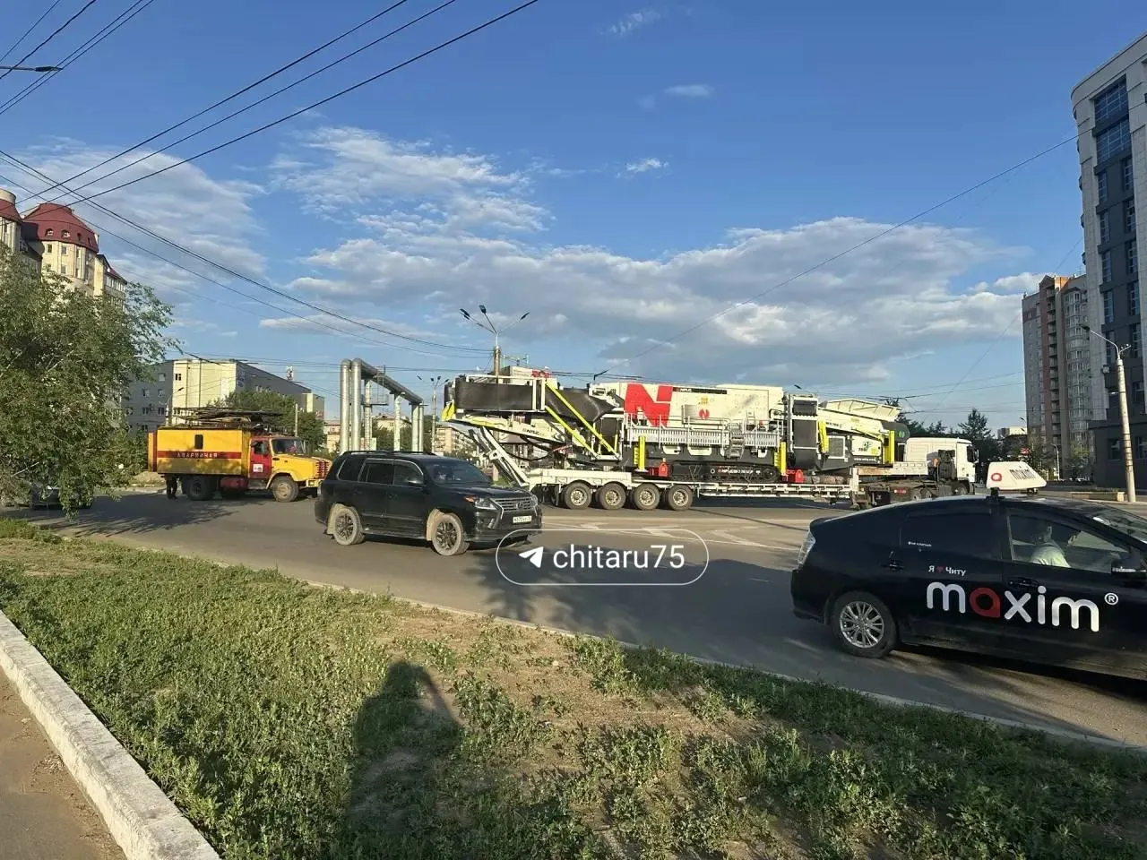 Аварийная бригада работает на месте; образовался небольшой затор, проезд возможен только по крайней правой полосе.