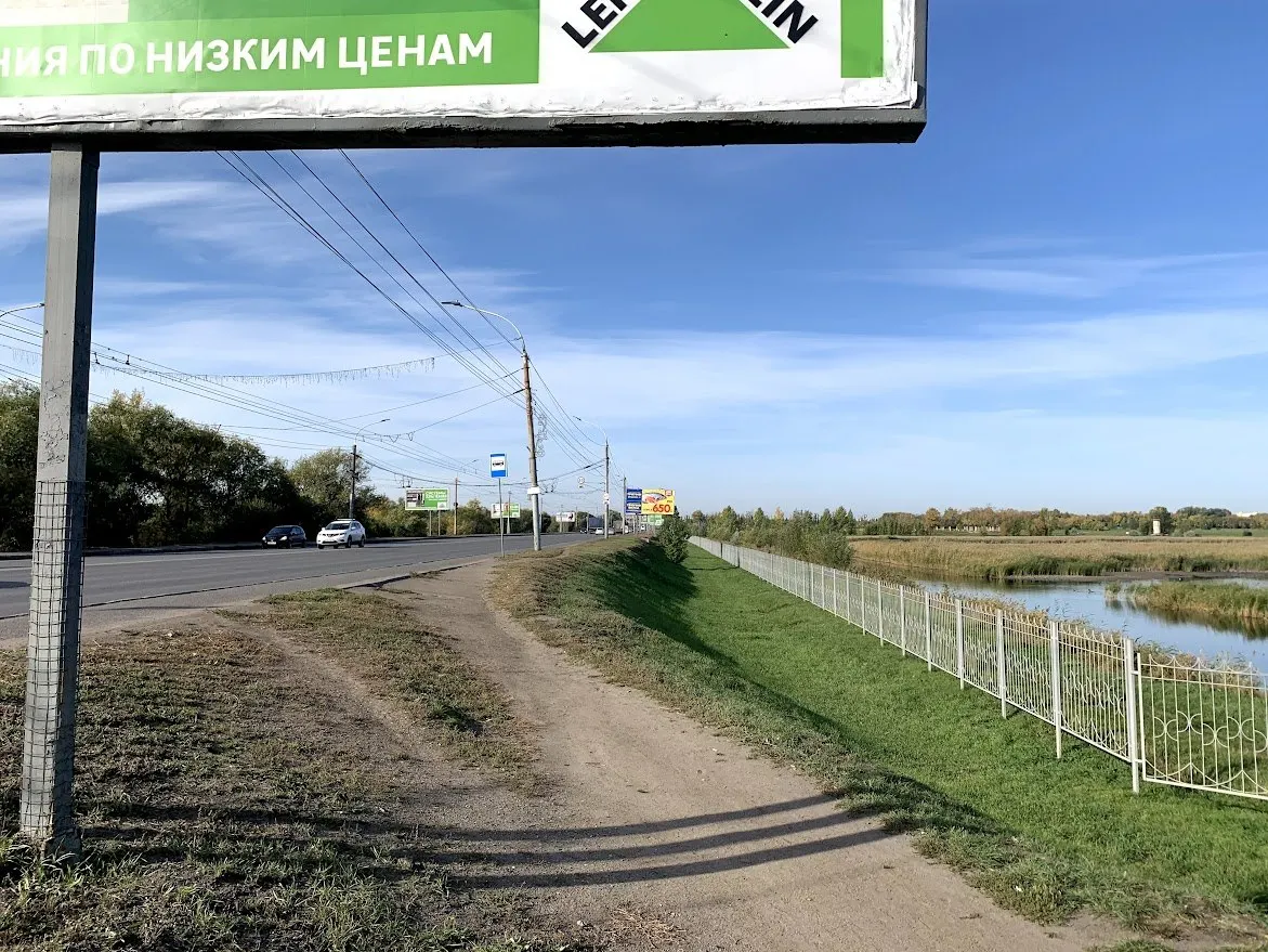 Омская общественная организация ветеранов инициировала присвоение участка между Ленинградским мостом и развязкой на Суворова/Енисейской имени 80‑летия Победы; топонимическая комиссия уже поддержала предложение.